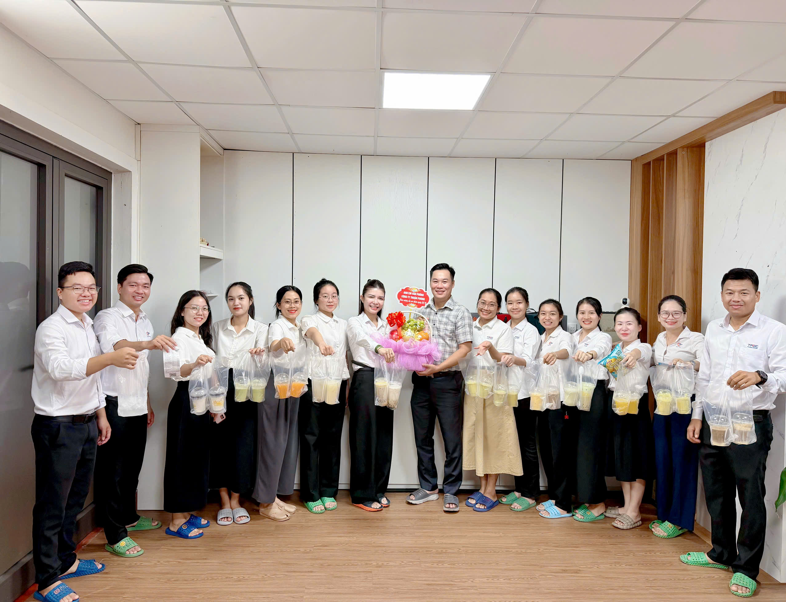 Chúc mừng 20 tháng 10 chị em Thuận Phong